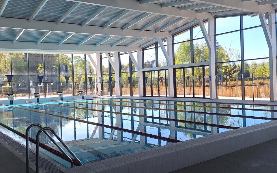 Homme portant un t-shirt noir N’CO de dos face à l’océan