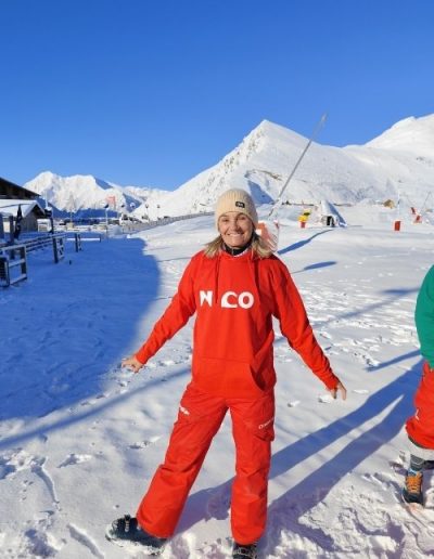 Femme portant un sweat rouge N’CO en station de ski
