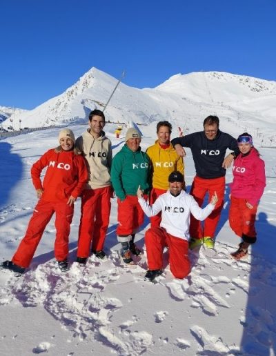 Groupe portant plusieurs sweats N’CO en montagne enneigée